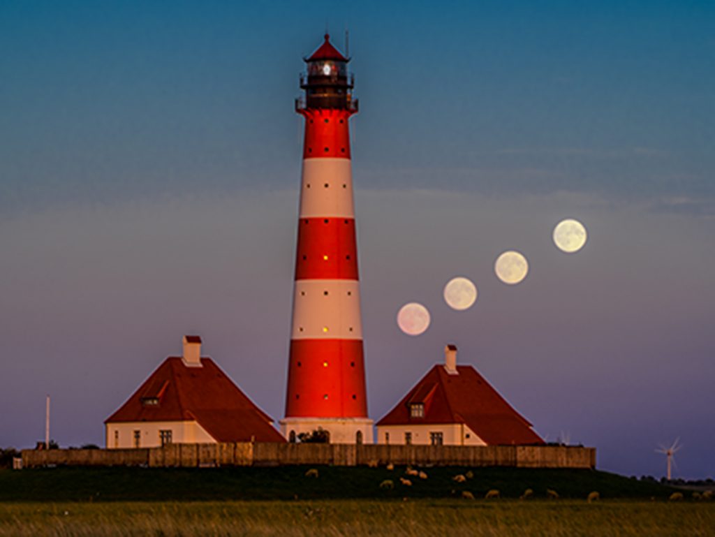Vollmond-Bahn am Leuchtturm